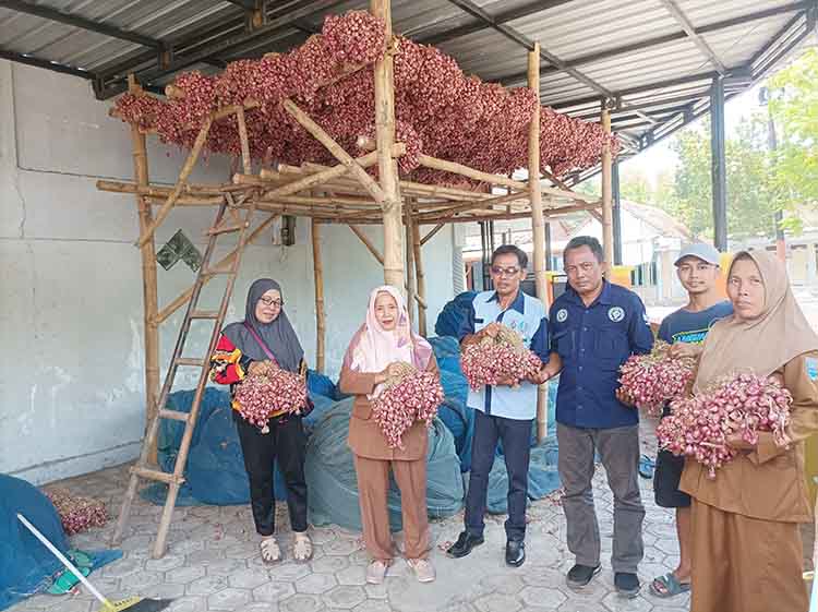 POTENSI DESA: Kepala Desa Sumbersuko Rini Handayani&nbsp; (dua dari kiri) memantau bibit bawang siap tanam.