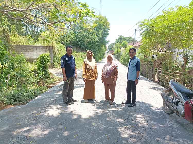 LEBIH BAIK: Kepala Desa Sumbersuko Rini Handayani (dua dari kanan) ketika mengecek hasil pembangunan jalan menggunakan paving paving di Dusun Krajan RT 4 RW 1.