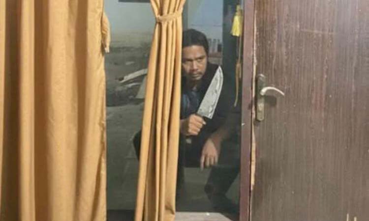 MENEGANGKAN: Sosok lelaki tak dikenal saat memantau rumah Muhamad Riski, Kelurahan/Kecamatan Kanigaran Kota Probolinggo, Sabtu (11/10) malam.