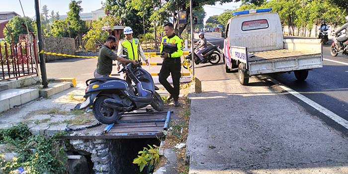 BARANG BUKTI: Motor korban saat dievakuasi petugas. (Rizal Syatori/ Radar Bromo)