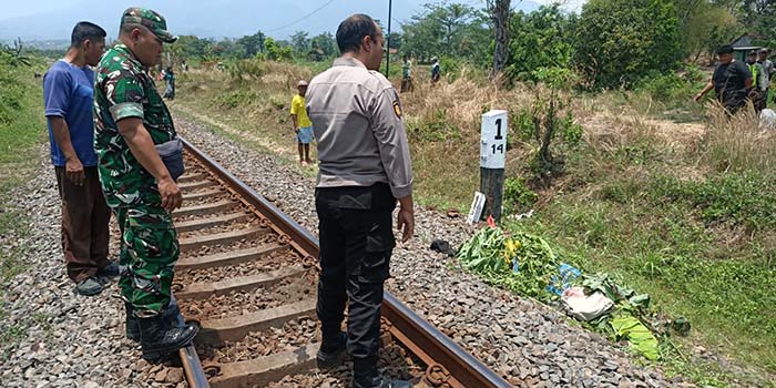 Petugas saat hendak mengevakuasi jenazah korban di perlintasan di rel Desa Mojotengah, Kecamatan Sukorejo, lokasi korban tertabrak.