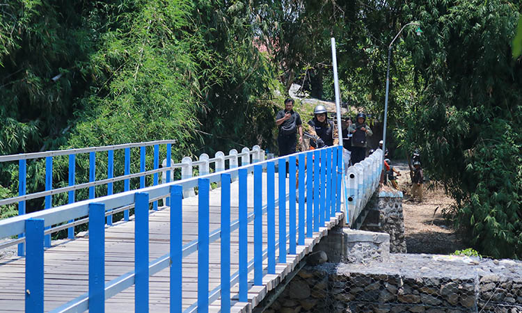 TINJAU: Bupati Probolinggo saat meninjau jembatan penghubung Desa Seboro yang kini kembali bisa dilalui warga setelah rampung diperbaiki.