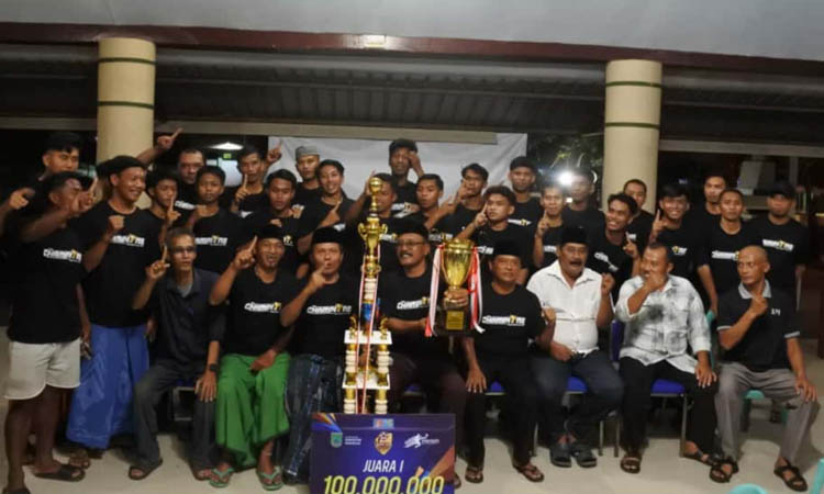 JUARA SATU: Pemain dan ofisial Nguling FC seusai tasyakuran pembagian hadiah. Pemenang Piala Bupati Pasuruan Superleague 2025, di kantor Kecamatan Nguling, Selasa (14/10) malam.