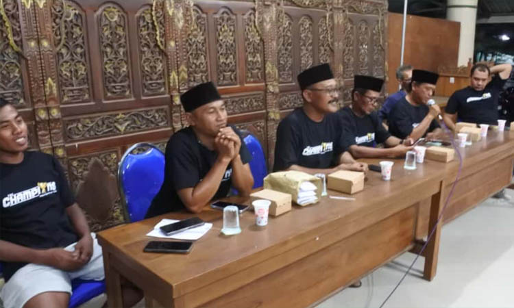 BANGGA: Jajaran ofisial dan pemain saat acara tasyakuran di kantor Kecamatan Nguling, Selasa (14/10) malam.
