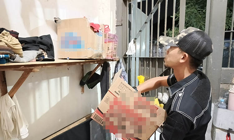 PEMERIKSAAN: Salah satu petugas saat melakukan penyisiran di kamar warga binaan.