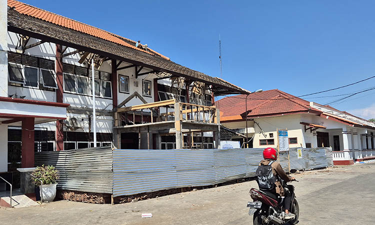 MOLOR: Kantor Dinas PUPR Kota Pasuruan di Jalan Pahlawan yang dalam proses revitalisasi. Pelaksanaan proyek tersebut, belum sesuai harapan.