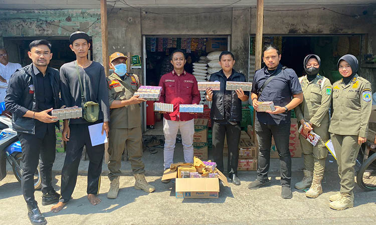 PAMERKAN: Ratusan rokok ilegal yang berhasil diamankan petugas gabungan. Rokok-rokok itu dipamerkan sebagai bukti upaya pemberantasan peredaran rokok ilegal.