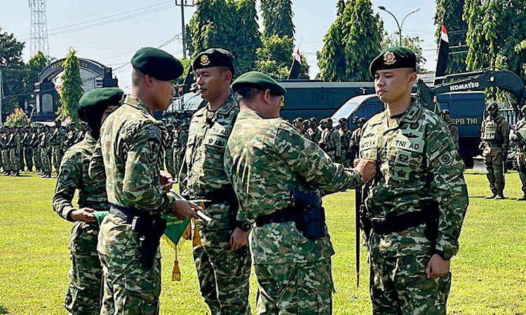 DILANTIK: Pangdivif Mayjen TNI Susilo melantik letkol Czi Amito (kanan) di Markas Yonzipur 10.