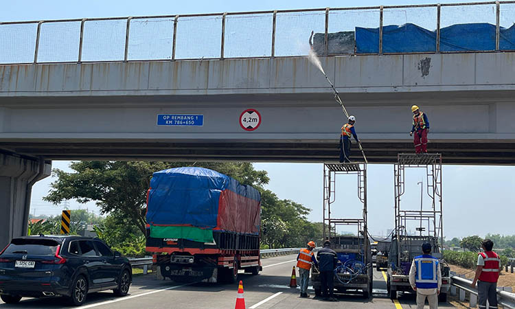 DICAT: Salah satu jembatan yang ada di Tol Gempas yang dilakukan pengecatan. Hal ini untuk memperindah visual, sehingga memberikan kenyamanan bagi pengguna jalan.