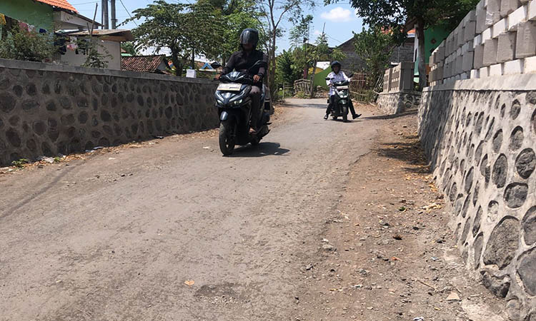 KOKOH: Perangkat Desa Tamansari saat melintas di lokasi pembangunan TPT di Desa Tamansari, Kecamatan Dringu, Kabupaten Probolinggo, Rabu (15/10) siang.