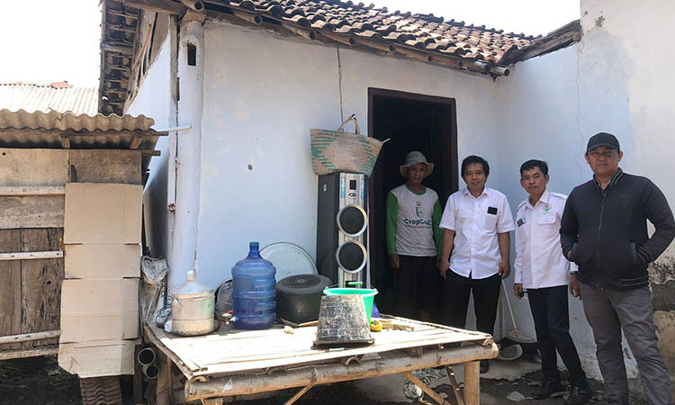 SENANG: Perangkat Desa Tamansari saat berfoto di salah satu lokasi RTLH yakni milik Nur Salim (paling kiri) di Desa Tamansari, Kecamatan Dringu, Kabupaten Probolinggo