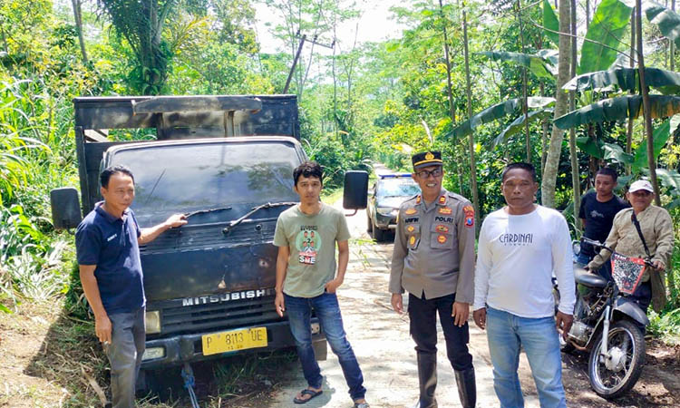 HASIL CURIAN: Anggota Polsek Tiris mendatangi TKP truk yang ditinggal begitu saja di ruas jalan Dusun Jegung, Desa Tlogosari.