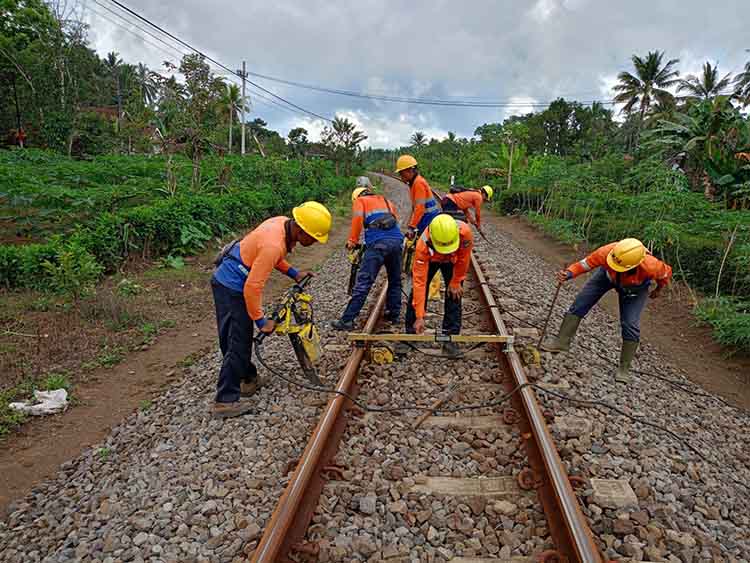 PENGAMANAN: Daop 9 Jember melakukan pengamanan terbuka dan tertutup di sejumlah titik rawan jalur KA Probolinggo-Leces.