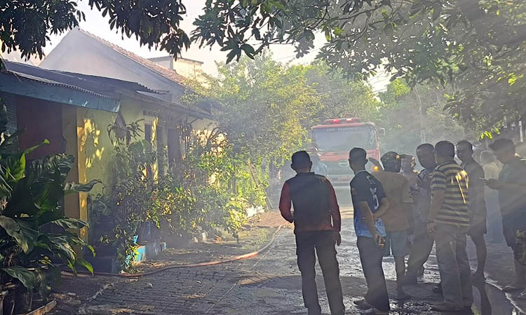 BERKERUMUN: Lokasi kebakaran rumah yang dikerumuni warga. Api berhasil dipadamkan, usai tim Damkar datang ke lokasi.