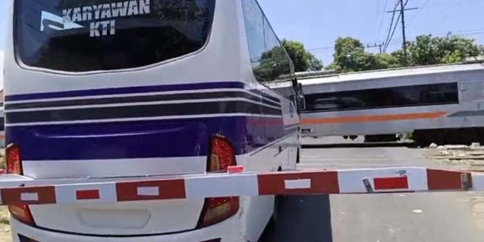 MEMBAHAYAKAN: Bus karyawan PT KTI yang menerobos palang pintu perlintasan rel KA JPL 195, Mayangan Probolinggo.