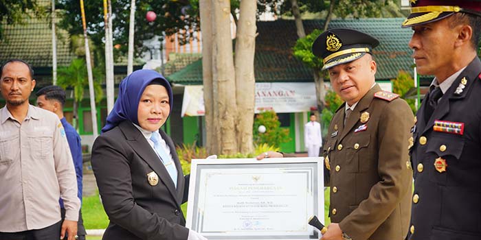 Dodik Hermawan (dua dari kanan) saat menerima penghargaan dari wawali Probolinggo. Dok