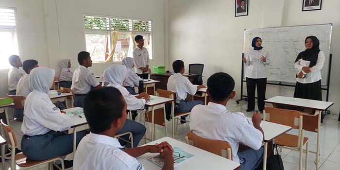 TINJAU: Anggota DPR RI Dini Rahmania dan Wawali Probolinggo Ina Buchori saat mengunjungi Sekolah Rakyat Terintegrasi 7 Kota Probolinggo (15/10).