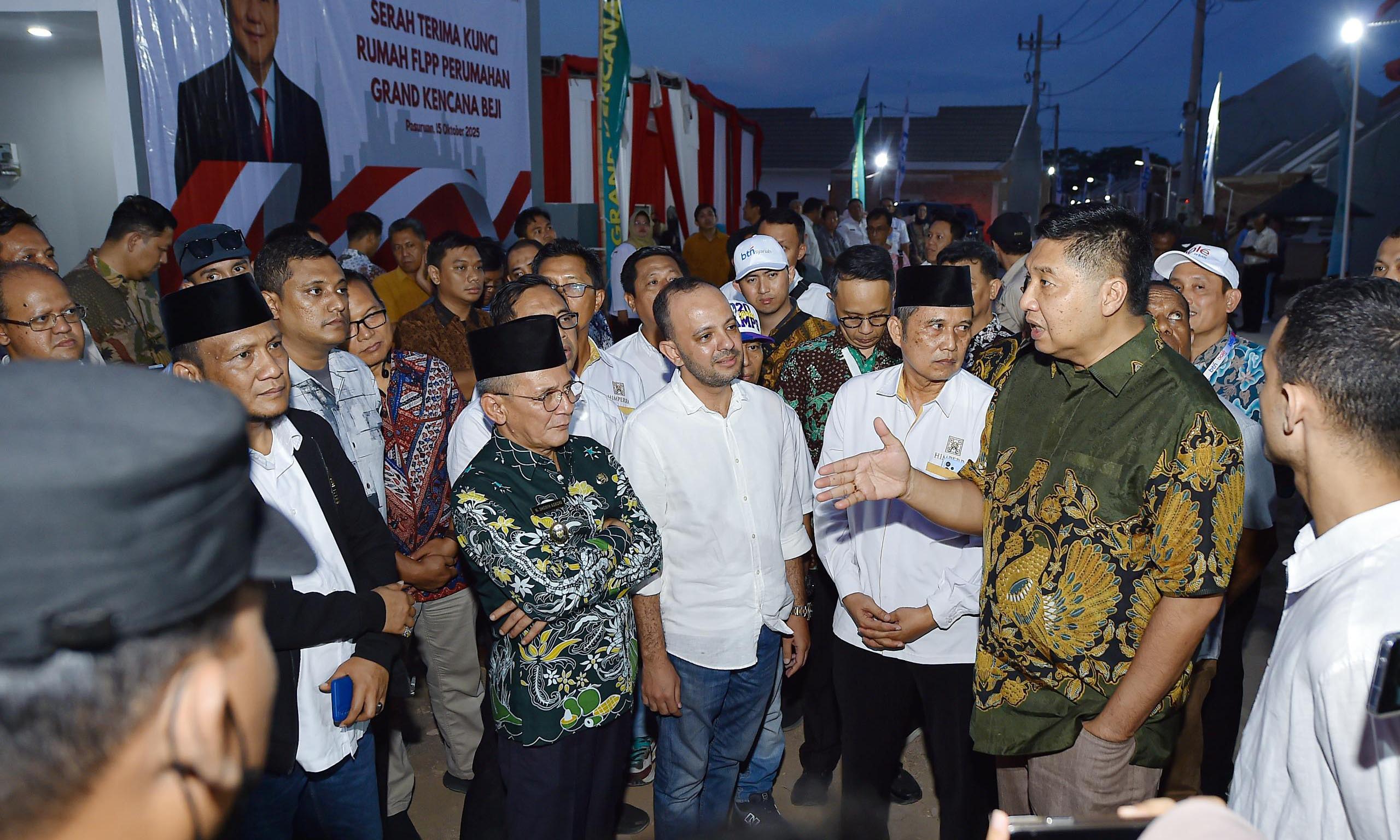 KOLABORASI: Menteri Perumahan dan Kawasan Permukiman (PKP) Maruarar Sirait saat berdiskusi dengan Wakil Bupati Pasuruan HM Shobih Asrori.