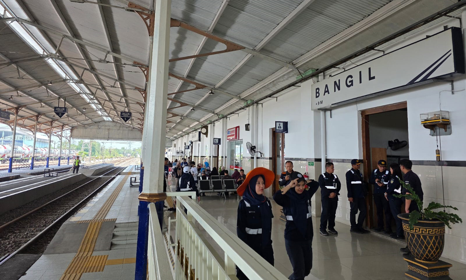 PENYISIRAN: Petugas melakukan penyisiran di Stasiun Bangil untuk memastikan fasilitas dan sarana yang ada di stasiun setempat dalam keadaan aman.