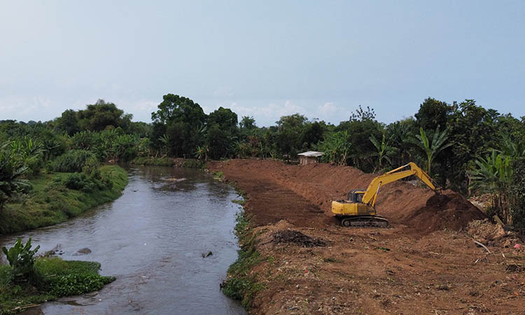 DIKERUK: Kegiatan normalisasi Sungai Rejoso yang berlangsung sejak September. Sepanjang 3,4 kilometer sungai setempat, akan dinormalisasi agar daya tampungnya saat hujan, lebih tinggi.