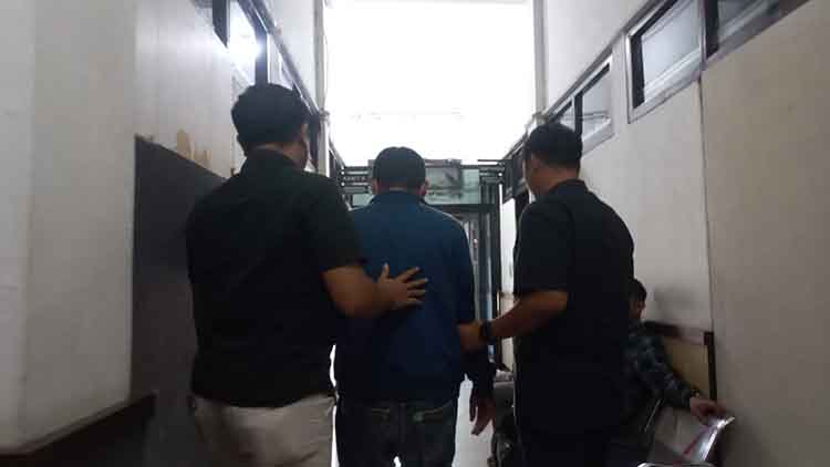 DIGELANDANG: Terduga pelaku, Arif, digelandang oleh anggota Polres Probolinggo Kota di Mapolresta Probolinggo, Kamis (16/10).