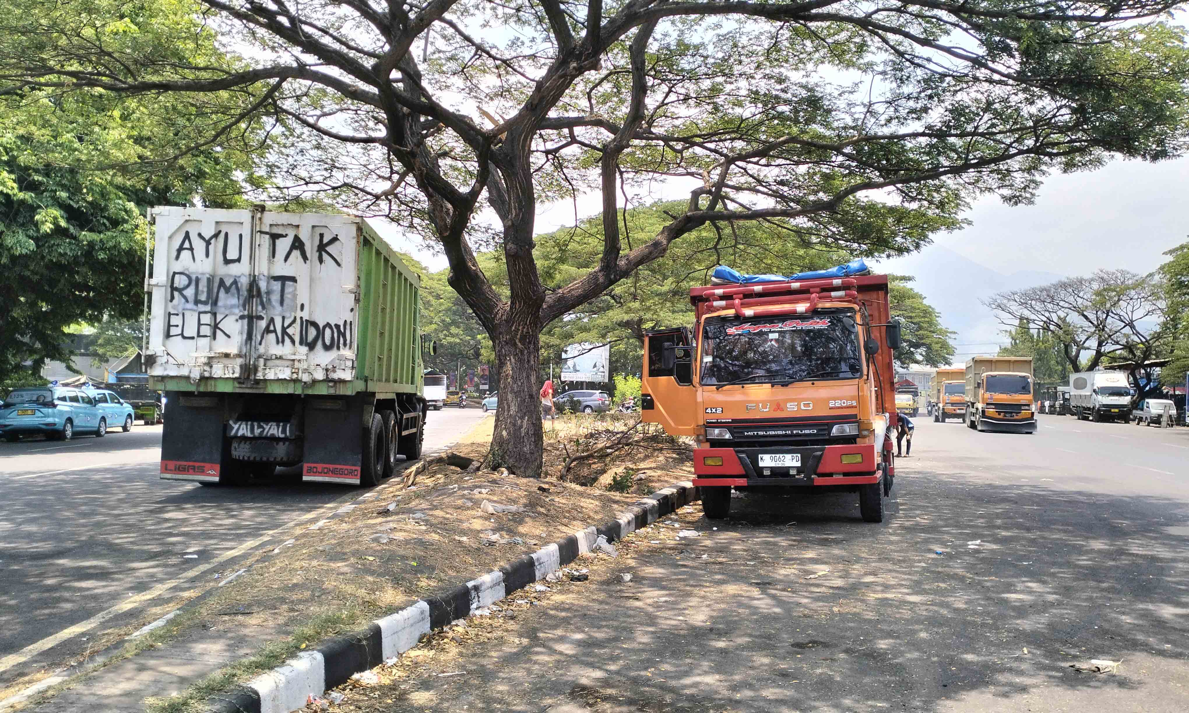 MEMBANDEL: Truk yang parkir di tepi Bundaran Apollo, Kecamatan Gempol, Kabupaten Pasuruan. Meski sering ditegur, namun tak membuat hal itu jera. Masih ada saja, truk yang parkir di sana.