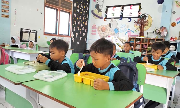 BUKAN MBG: Siswa-siswi SD Mutif Kraksaan saat menyantap menu makan siang Bergizi.
