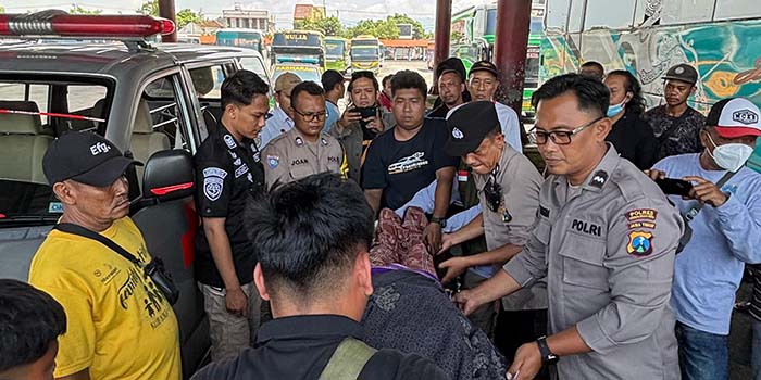 EVAKUASI: Anggota Polsek Kademangan bersama UPT Terminal Bayuangga mengevakuasi Subandi, Rabu (15/10).