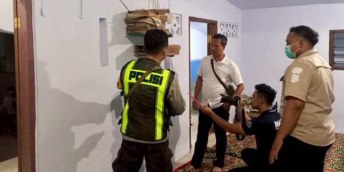 Polisi saat melakukan olah TKP penemuan mayat korban yang meninggal di dalam musala di Desa Rondokuning, Kraksaan.