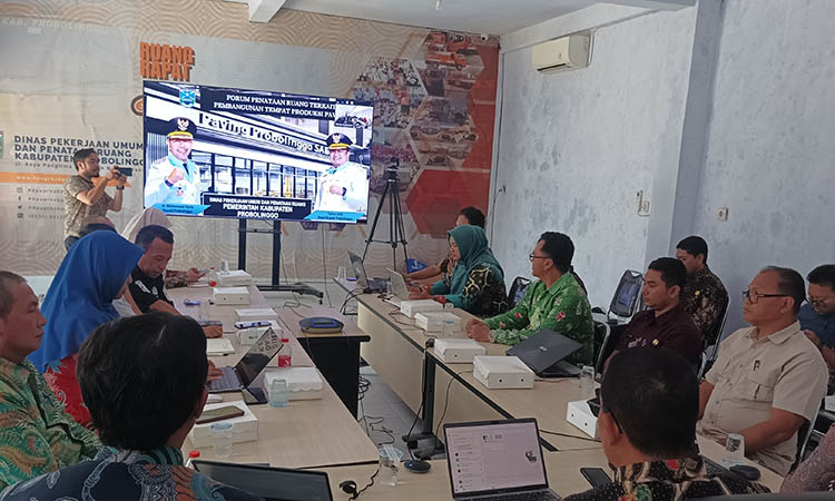 RAMPUNG: Sejumlah pihak saat melakukan rapat koordinasi perihal pemindahan lokasi pembangunan pabrik paving di kantor PUPR Kabupaten Probolinggo, Kamis (16/10).