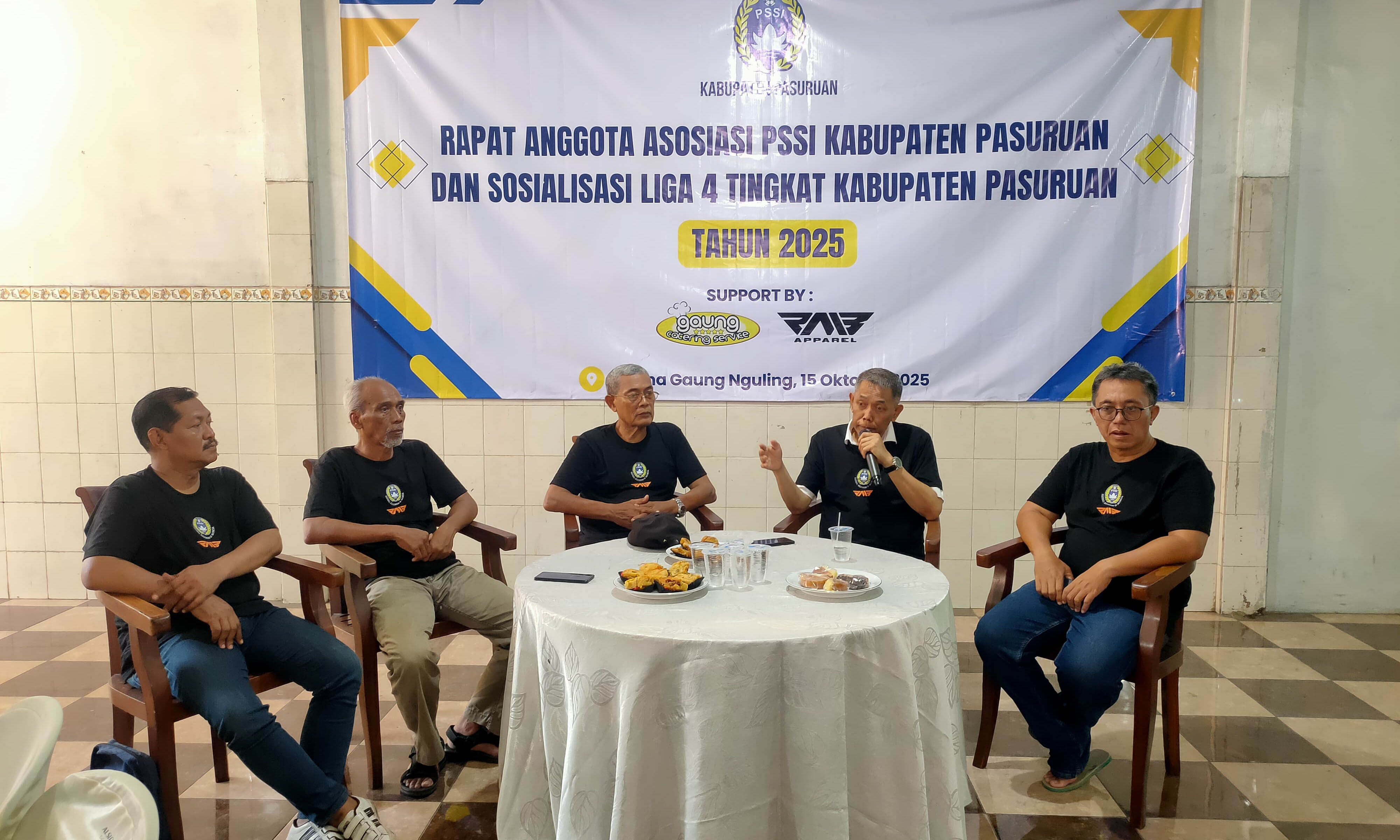 Jajaran Askab PSSI Pasuruan saat rapat mendiskusikan pelaksanaan Liga 4.