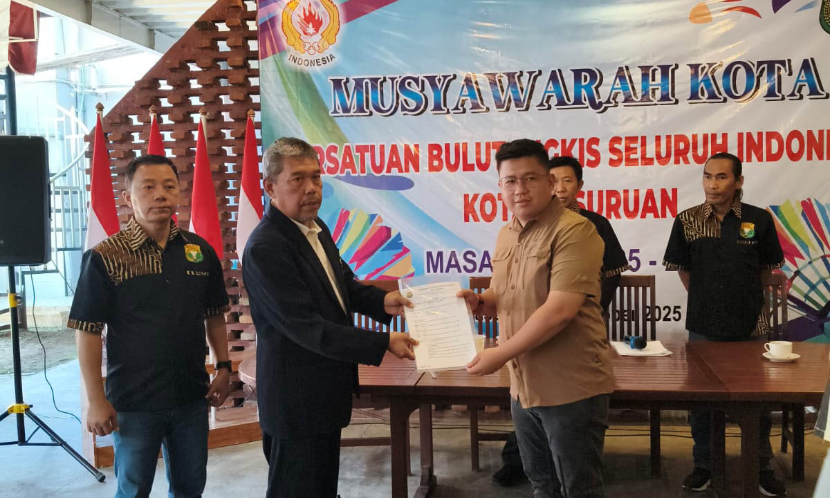 DAPAT AMANAH: Sulis Edi Wibisono (baju coklat) sebagai ketua PBSI yang baru.