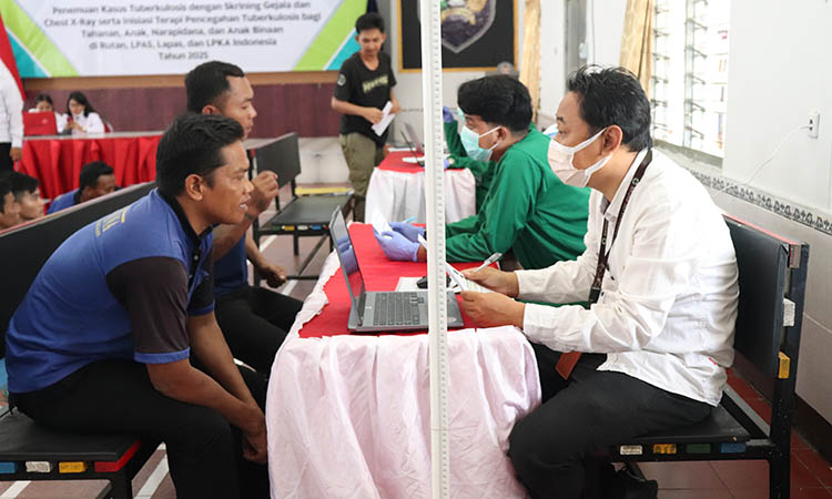 SKRINING: Ratusan WBP Rutan Kelas IIB Kraksaan melaksanakan skrining kesehatan dan pemeriksaan rontgen dada.