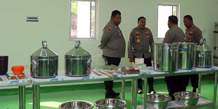 Kapolres Pasuruan AKBP Jazuli Dani Iriawan  (kiri) saat mendampingi Irwasda Polda Jatim Kombes Pol Ary Satriyan di SPPG Wonorejo