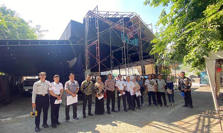 Petugas Dishub dan lantas saat menyurvei lokasi lahan parkir Mie Gacoan. (Arif Mashudi/ Radar Bromo)