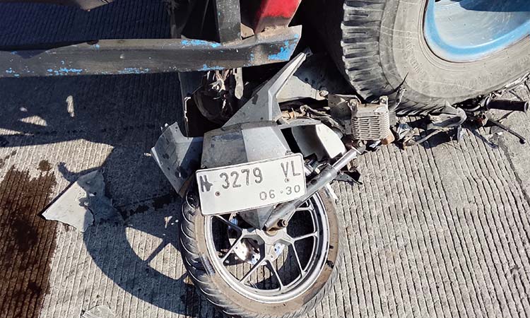 RINGSEK PARAH: Kondisi motor Vario usai terlindas truk di jalan raya PIER Rembang.