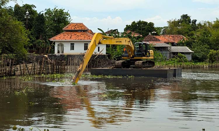DIKERUK: Alat berat dikerahkan untuk membersihkan material Sumber Sentong di Kedopok, Kota Probolinggo.