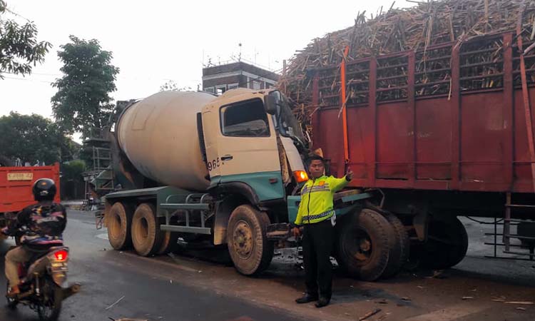 Kondisi truk molen usai menabrak truk gandeng di Wonorejo, Kabupaten Pasuruan.