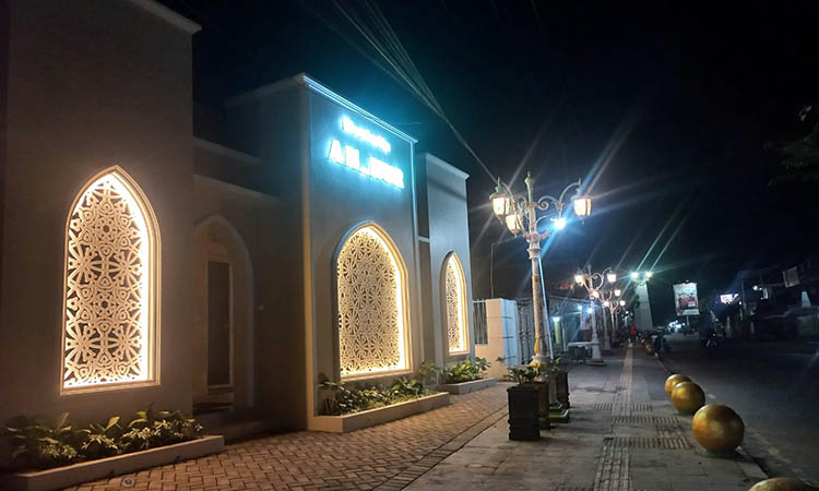 CANTIK: Musala An-Nur yang ada di Jalan Ikan Tengiri, Kelurahan/Kecamatan Mayangan, Kota Probolinggo saat malam hari.