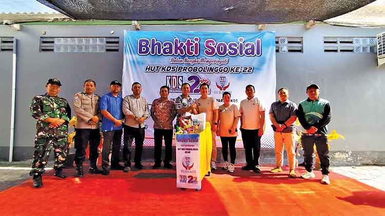 BAGI SEMBAKO: Penyerahan secara simbolis paket sembako mewakili 5 kelurahan di ring 1 KDS Probolinggo, yang dihadiri forkopimka setempat.