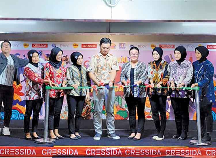 LAUNCHING: Manajer KDS Probolinggo Hendra Sentosa, Manajer Supermarket KDS Probolinggo Sri Lestari, dan sponsorship memotong pita sebagai tanda di-launching-nya stan UMKM di Lantai II Area Parkir KDS