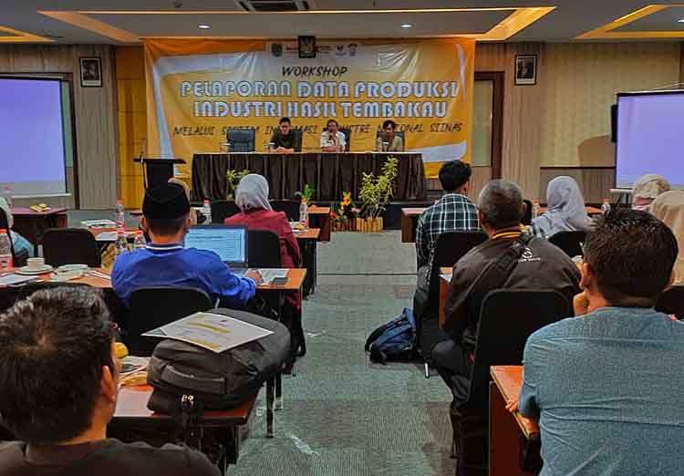 WORKSHOP: Pelaku industri perusahaan rokok di Kabupaten Pasuruan mengikuti Workshop Pelaporan Data Produksi IHT yang diselenggarakan Disperindag Kabupaten Pasuruan, beberapa waktu lalu.