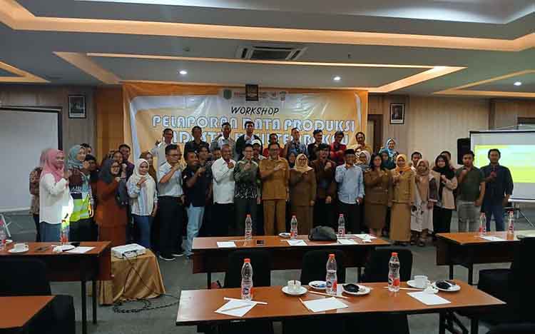 ABADIKAN MOMEN: Plt Kepala Disperindag Mita Kristiani (tengah) berfoto bersama para pelaku industri peserta workshop.