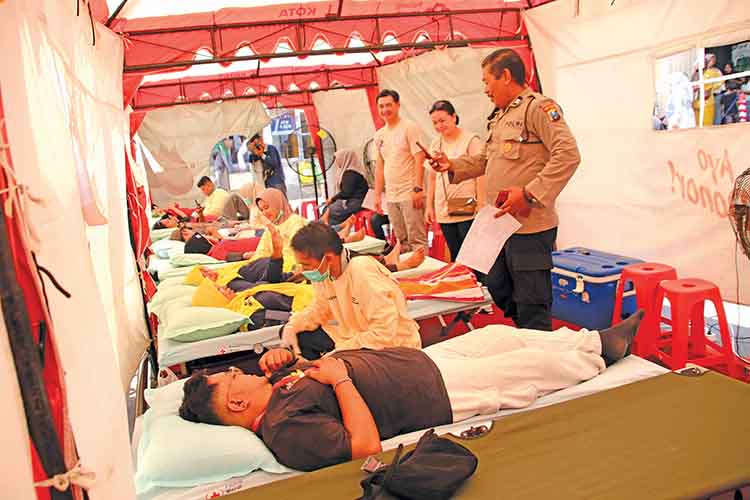 DONOR DARAH: Sejumlah pengunjung yang sedang berbelanja di KDS Probolinggo, turut mendermakan darahnya.
