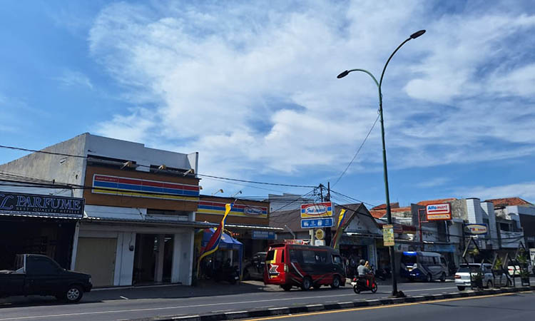 MODERN: Deretan bangunan toko modern yang menghiasi kawasan Purwosari. Dahulu, kawasan setempat disebut-sebut merupakan kawasan Stasiun Alkmaar.