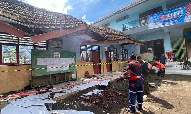 RUSAK PARAH: SDN Petung, Kecamatan Pasrepan yang ambruk beberapa waktu lalu. Pemkab mulai berbenah dengan melakukan rehabilitasi terhadap sejumlah bangunan sekolah yang rusak di Kabupaten Pasuruan.