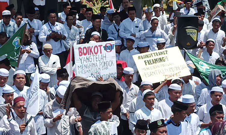 AKSI DAMAI: Halaman DPRD Kabupaten Probolinggo dipenuhi ribuan santri kemarin (19/10), yang menggelar aksi damai memprotes tayangan Xpose Uncensored Trans7.