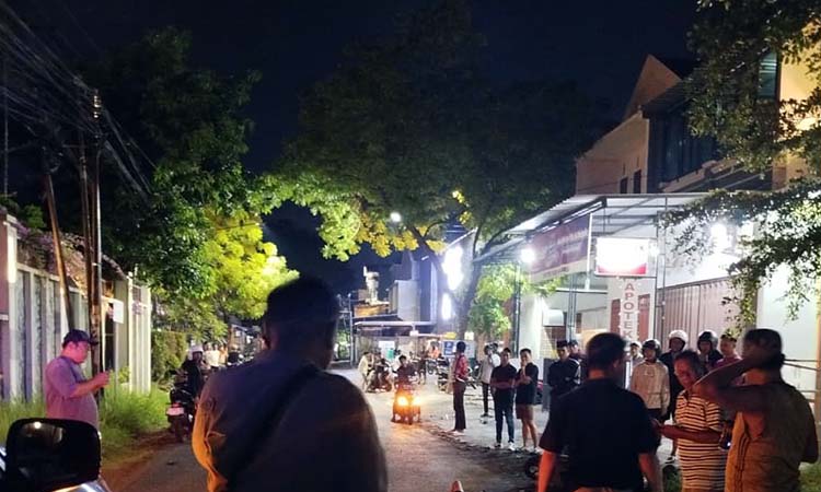 Warga saat hendak mengevakuasi Wisnu Yulianto yang tergeletak, di Jalan Hayam Wuruk, Kota Probolinggo, Sabtu (18/10) malam.