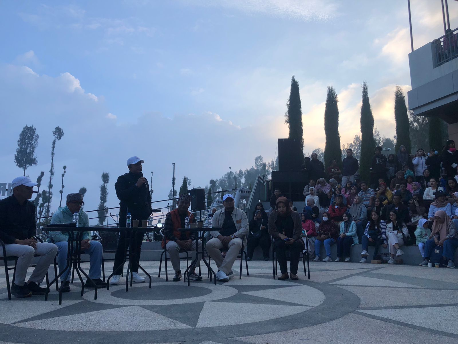 RILIS: Bupati Probolinggo Mohammad Haris saat di amphiteater Jembatan Kaca Seruni Point Bromo.