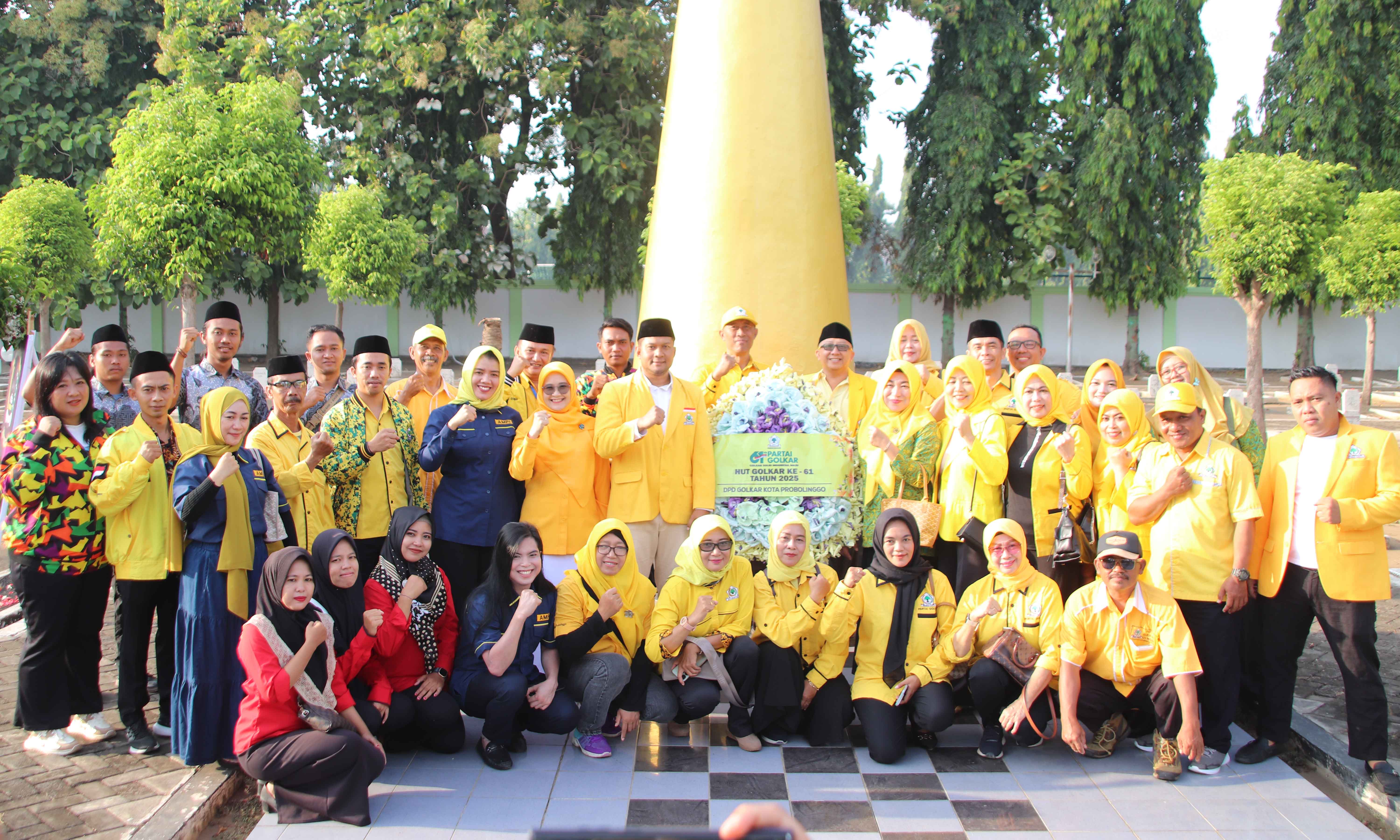 ZIARAH : Pengurus DPD Partai Golkar Kota Probolinggo berfoto bersama usai berziarah ke TMP Kota Probolinggo, Senin (20/10).